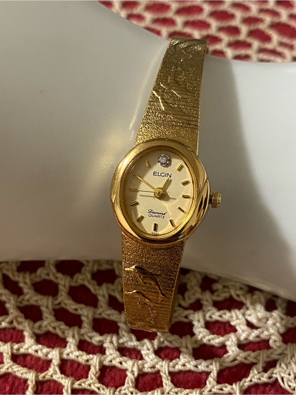 Elgin Vntg Goldtone Diamond Accent Dolphin Engraved Band Quartz Ladies Watch.